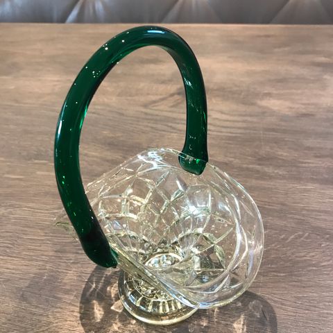 Eldre meget vakker teskjekurv  i pressglass med grønn hank