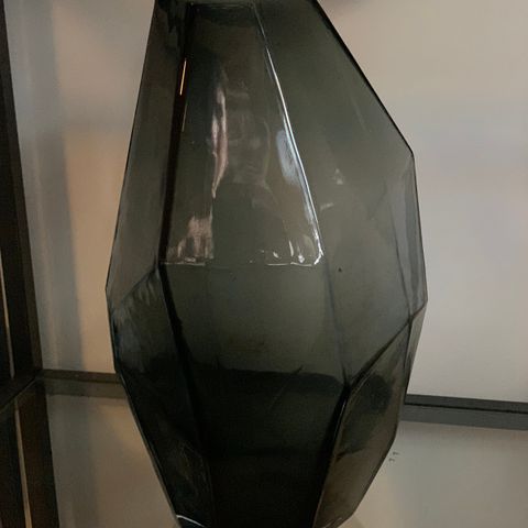 Høy sort glassvase Boconcept