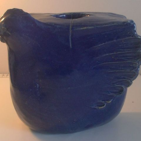 Vintage Blå høne i keramikk ca 18 cm høy Til pynt eller bruk . trnd 200
