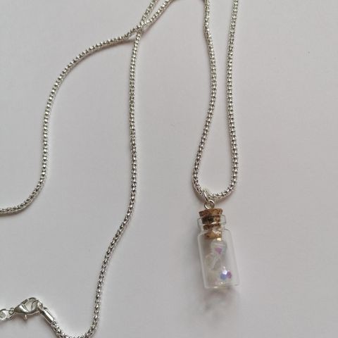 Halskjede smykke sølvfarget med glass med perler i