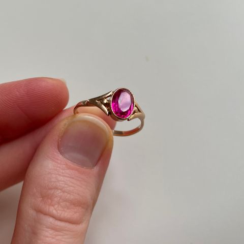 14 karat 585 gull ring med rosa stein. Retro. 59.