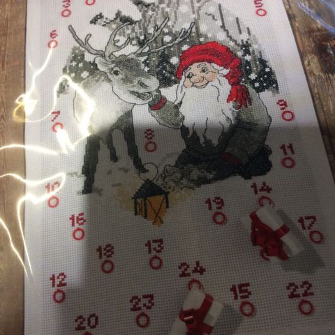 Vakker, detaljert og håndbrodert jule kalender. 40x60cm.