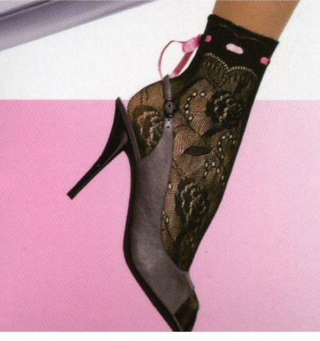 svarte sokker med rosa sløyfe