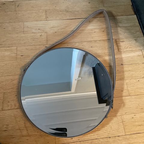 Vegspeil / rundt speil med skinn kant og oppheng