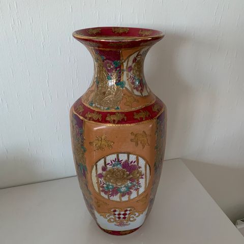 Fargerik og fin vase/urne