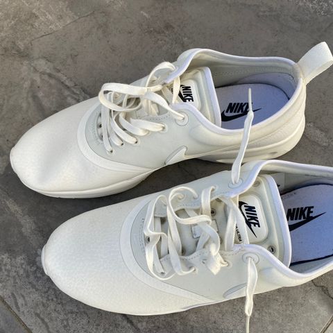 Reservert til 30.7 Hvite nye/ubrukte Nike sneakers / joggesko str 40