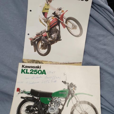 2 stk Kawasaki KL 250 1978 79 org brosjyrer