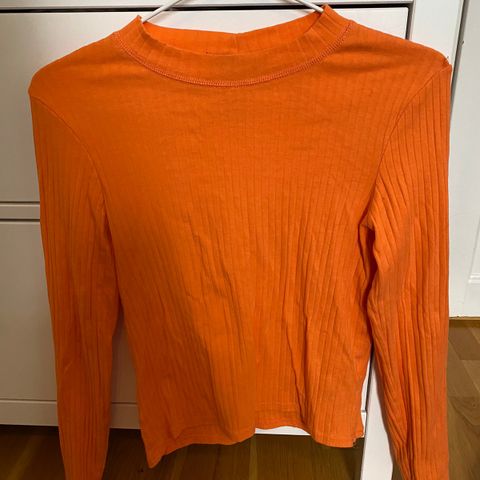 Oransje genser fra bikbok