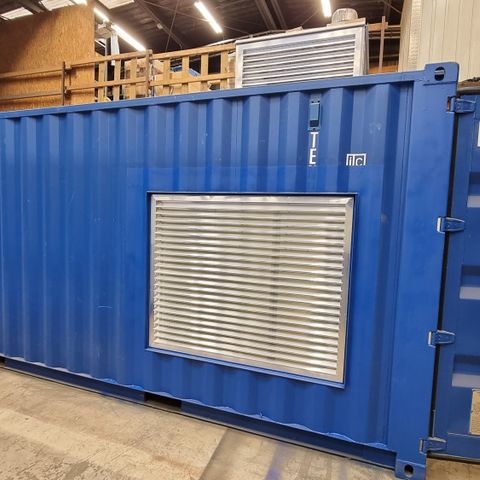 Isolerte ombygde containere for industri.