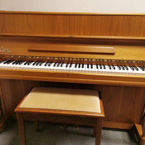 Nordiska Classica piano i nøttetre selges
