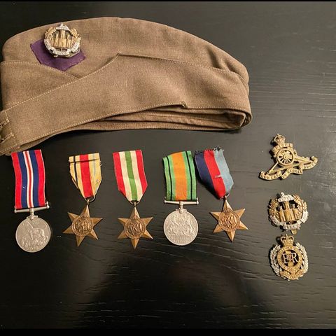 Medaljer og militær hatt med merke selges