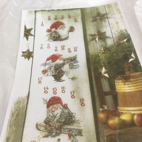 Vakker, detaljert og håndbrodert Midtun jule kalender. 110x40 cm.