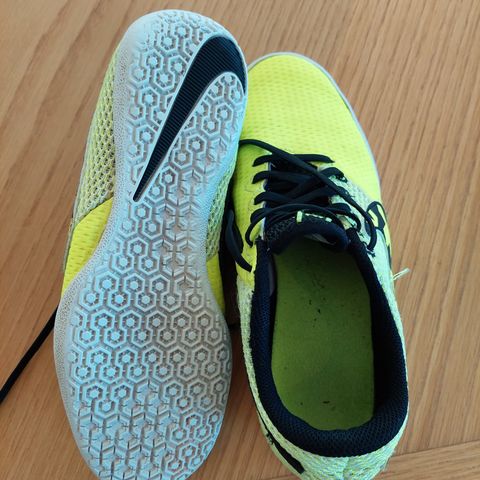 Nike innefotballsko str 38,5 selges