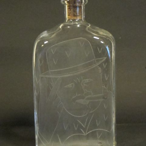 Orrefors Kantineflaske med gravert bilde av Winston Churchill.