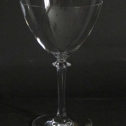 Hadeland glass Ella fra 1899-1932. Høyde 15 cm.
