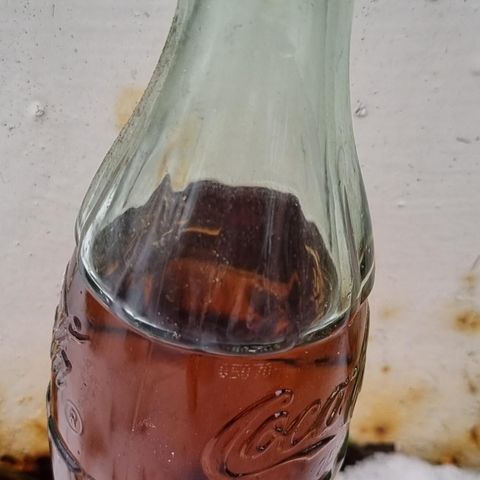 Retro Coca-Cola flaske m innhold selges