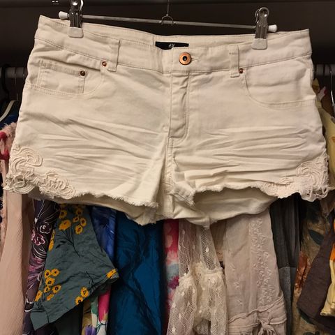 Garderobesalg - Kremhvit shorts m/blonder, Strl 36