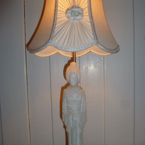 Lampe, Alabast statue av geisha