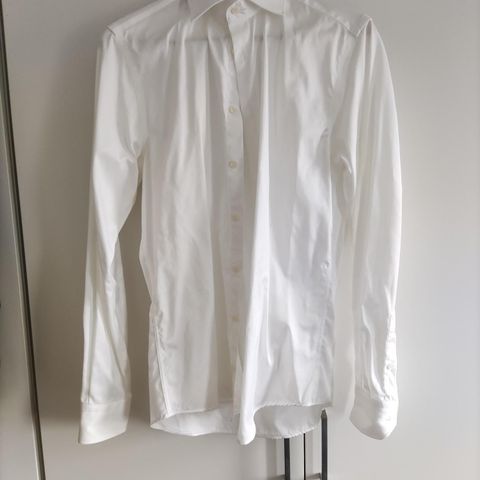 Hvit dresskjorte til salgs.