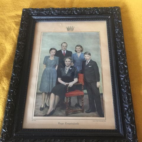 Gammelt kolorert bilde av Norges Kronprinsfamilie 1951?