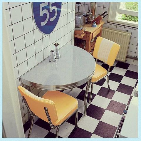 Retro «Diner»-halvbord med matchende stoler (rosa)
