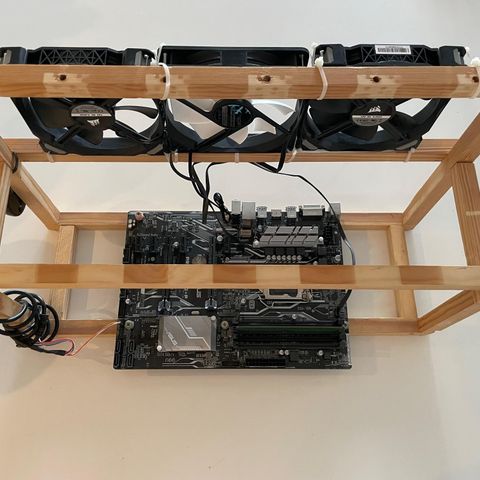 6GPU Mining Rig Startpakke (Ramme, Hovedkort, RAM, SSD, CPU, Risere og Vifter)