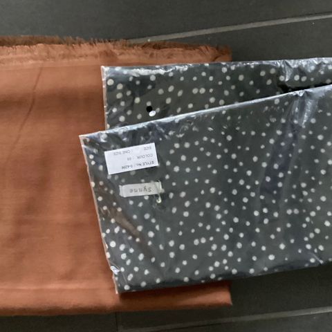 2 NYE lange skjerf/sjal, 1 SKANDIA,sort, brun nyanser.1 H&M 180x110 cm.Brunt