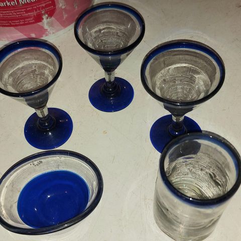 3 glass + 1 glass og en skål koboltblå. Magnor.  Hadeland