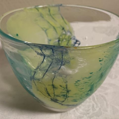 Flott vase i kunstglass