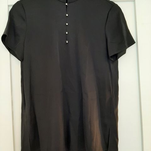 Ny Hugo Boss str 34. kortermet bluse.