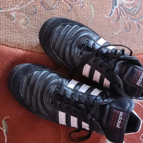 Nesten nye Adidas fotballsko str 44