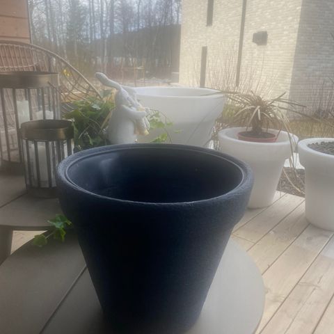 Flott  sort utekrukke  i økoplast 30 cm d og 28 h.Bomigstyling