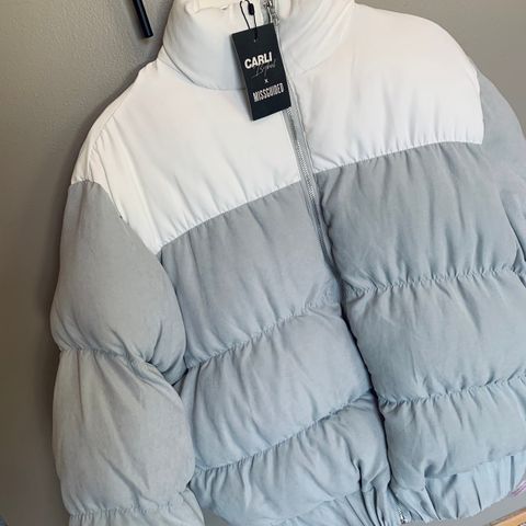 Carli Bybel x Missguided puffer jakke