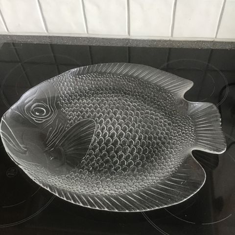 Serveringsfat til FISK m. m.  Mål L 39cm / 31,5cm.