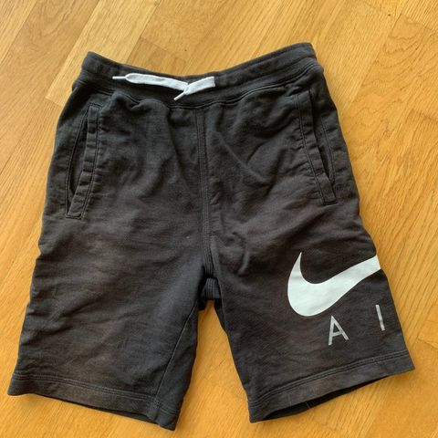Nike shorts str 12 år