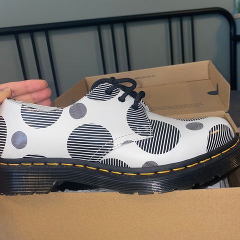 HELT NYE Dr. Martens Polka Dot lave sko STRL 39