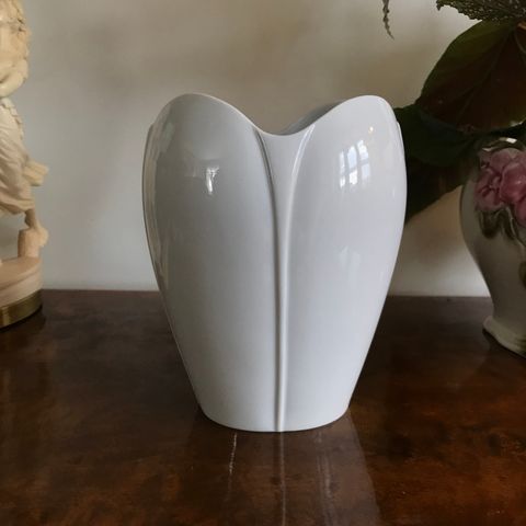 Flott, elegant, hvit vase, fra Bavaria Germany