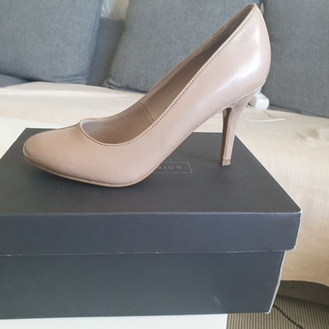 Nydelige pumps i nude/ fersken- farge selges!