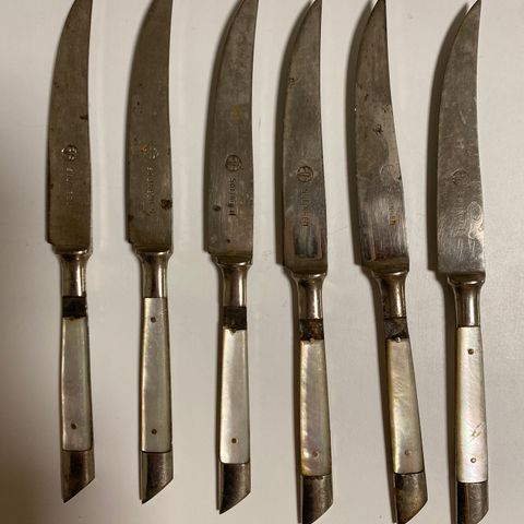 Gamle kniver selges samlet for 100kr