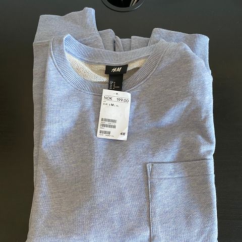 Blå genser fra H&M selges billig