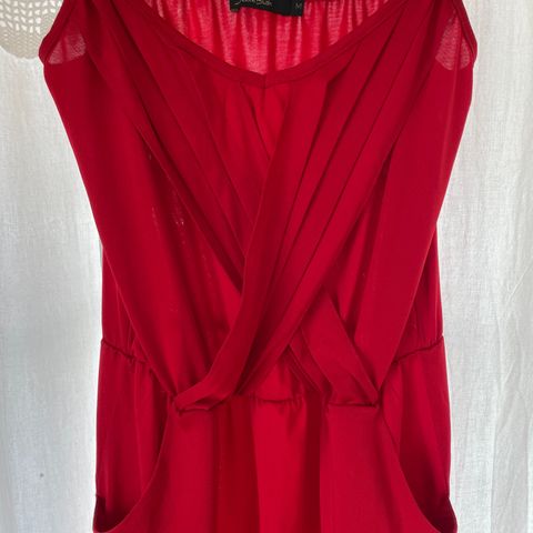 Rød kjole med spagettistopper, M