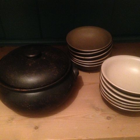 Suppebolle og tallerkener fra Skagen Pottery. Ikke brukt.