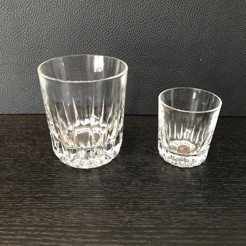 Tumblerglass: 10 små whiskey- og 7 shotglass