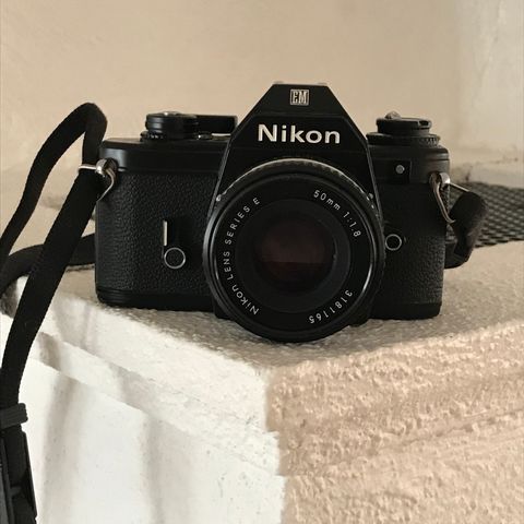 Nikon EM kamera