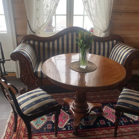 Flott  Biedermeier  sofa 2 stk stoler og bord