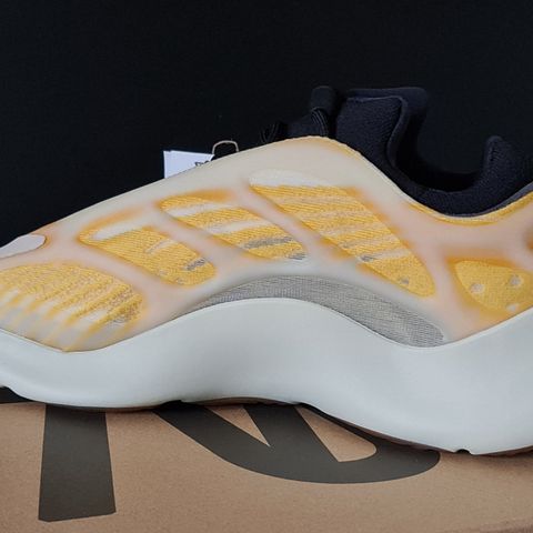 YEEZY 700 V3 “Mono Safflower” Orange Glow (str. 47 1/3)