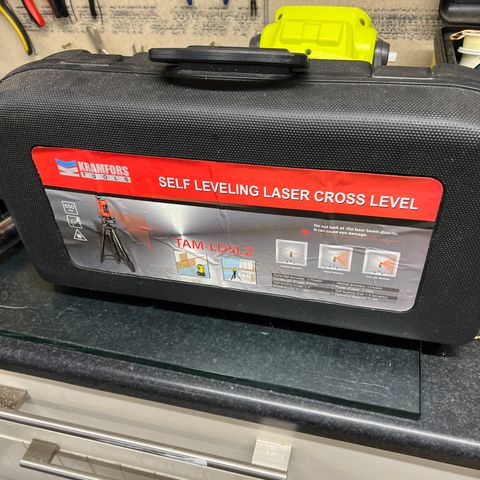 Selvnivilerende laser