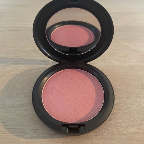 MAC Iridescent Powder i farge Ice