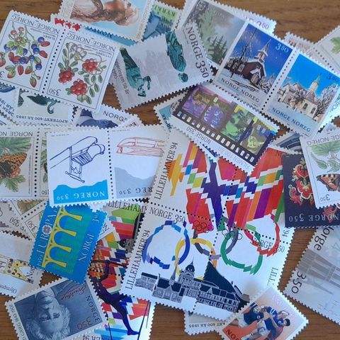 200 postfriske frimerker pålydende Kr. 3,50, sendes fraktfritt