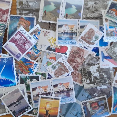 210 frimerker med pålydende kr. 4, sendes frakfritt